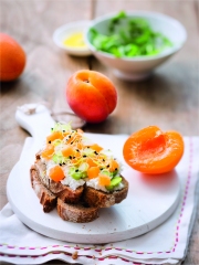Tartine Gourmande au Chèvre Frais, Fèves et Abricots de Nos Régions
Photo : © Abricots de nos Régions