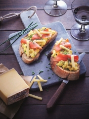 Recette Tartine d'Œufs Brouillés Au Gruyère AOP suisse Réserve et Saumon Fumé