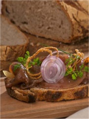 Tartine aux Oignons de Roscoff et marinade minute de thon rouge
Photo : © Isabelle Guégan