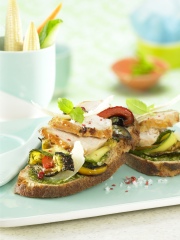 Tartine de suprêmes de pintade aux légumes grillés sauce pesto
Photo : © Yves Bagros @ Bureau de Victor pour l'APVF