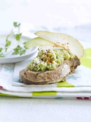 Tartines de poires au beurre d'avocat Roquefort