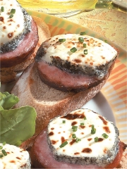 Tartines de Morteau et chèvre sur lit de salade
Photo : © Agence DARTAGNAN