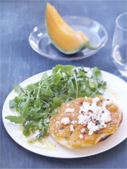 Tatin de melon au thym et chèvre frais
Photo : © Amélie Roche / Stylisme : Alexia Janny