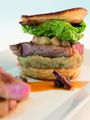 Tendron de Veau d'Aveyron et du Ségala grillé aux saveurs méditerranéennes en burger
Photo : © J.J. Ader