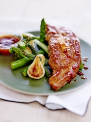 Tendron de Veau laqué, Sauce Barbecue, Oignons Nouveaux et Asperges Vertes
Photo : © Veau de la Pentecôte / J. C Amiel / O. Souksis Savanh