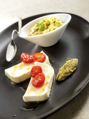 Terrine de Reblochon, tomates caramélisées, tapenade d'olives vertes et noisettes