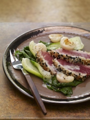 Pavé de thon grillé au sésame et son coulis citronnelle-litchi
Photo : © Ducros / Studio Nicolas Louis