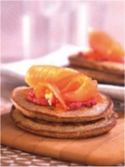 Truite fumée sur blinis de sarrasin, chantilly de betteraves