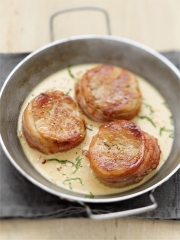 Veau caramélisé au lait de coco
Photo : © Pierre-Louis Viel / Stylisme : Valéry Drouet
