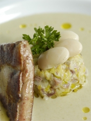 Velouté de Haricots Tarbais, fondue de poireaux au confit de poule et foie gras de canard du Sud-Ouest poêlé
Photo : © Eric Lagarde