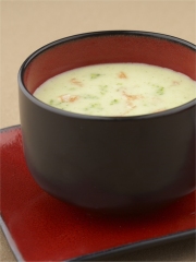 Velouté de pommes de terre et courgettes au chèvre parsemé de saumon fumé