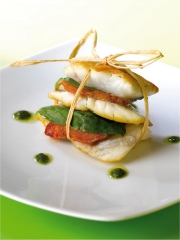 Verticales de bar aux tomates confites et basilic