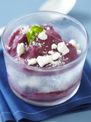 Yaourt glacé aux fruits rouges et à la menthe, éclats de meringue
Photo : © Francesca Mantovani