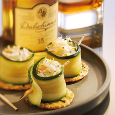 Toast avec la chair de pince de crabe accompagné de courgette, pamplemousse, persil plat sur cracker