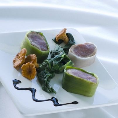 Noisettes d'Agneau aux Poireaux, Epinards et Girolles