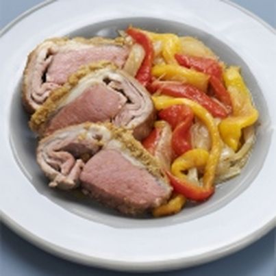 Agneau en croûte de tapenade verte, fondue de poivrons