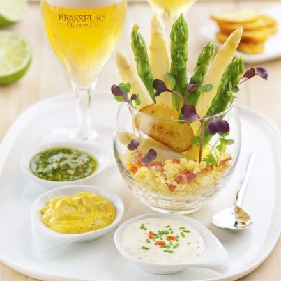 Asperges blanches et vertes à la coque