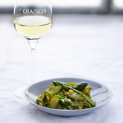 Asperges vertes sautées au gingembre, mangue et citron vert