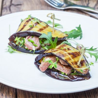 Aubergines grillées aux dés d'agneau marinés et sautés à la fleur de thym