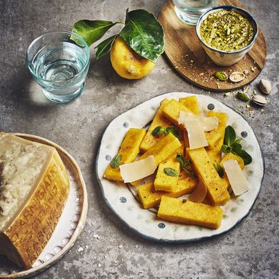Bâtonnets de polenta au Parmigiano Reggiano, pesto de courgette et pistache