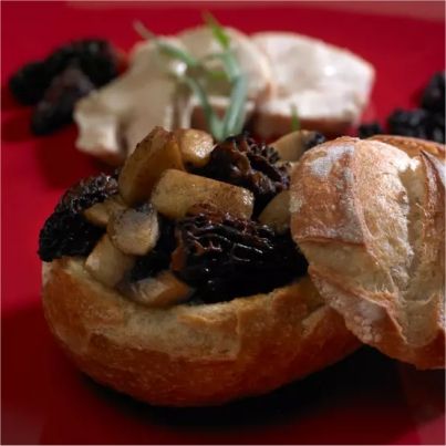 Bouchée Banette Epeautre accompagnée de ses filets de volaille aux morilles