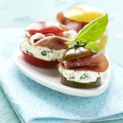 Petites bouchées de tomates colorées aux figues sèches et jambon de pays