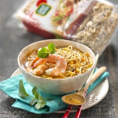Bouillon pimenté aux crevettes et à la citronnelle, nouilles aux oeufs