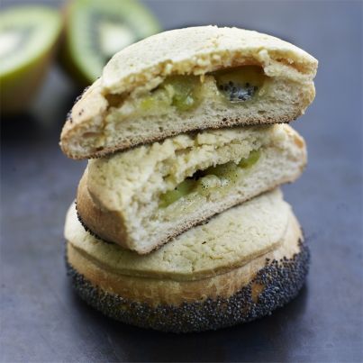 Brioche garnie au kiwi, pamplemousse confit et vanille