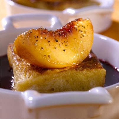 Brioche perdue aux pêches de nos Régions, jus de mûre au poivre noir