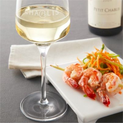 Brochette de gambas à la citronnelle, salade croquante de carottes et pois gourmands