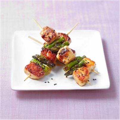 Brochettes de lapin et leurs pointes d'asperges vertes