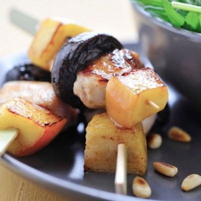 Recette Brochettes de lapin, pommes et pruneaux