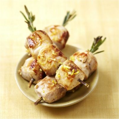 Brochettes de lapin au romarin, marinées au citron confit