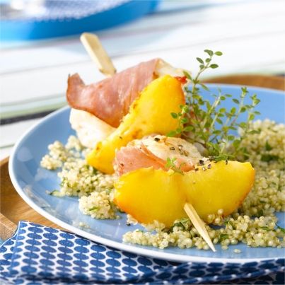 Brochettes de lotte aux pêches d'ici et au thym
