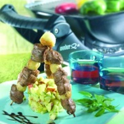 Brochettes de magret de canard aux épices, tartare de pommes à la verveine