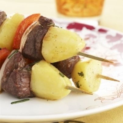 Brochettes de pommes de terre primeurs à l'agneau