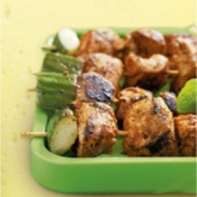 Brochettes de Poulet à l'Aigre Douce et Cocktail Suze Tropical