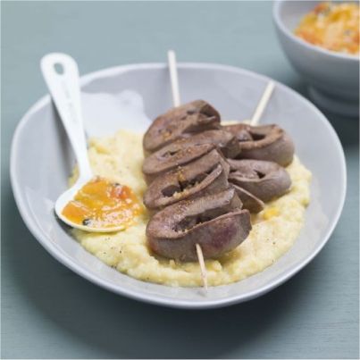 Brochettes de Rognons de Porc, Purée de Maïs et Chutney Exotique