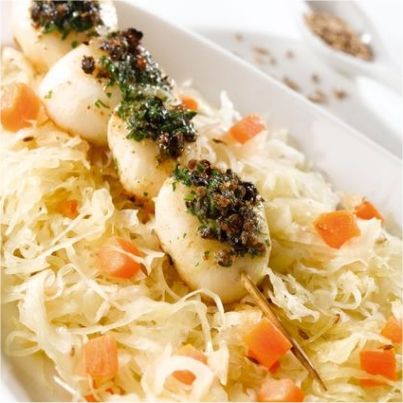 Brochettes de Saint-Jacques sur lit de choucroute