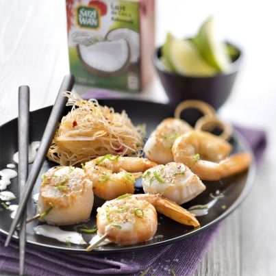 Brochettes de Saint-Jacques et gambas marinées au lait de coco et citron vert, vermicelles sautées au piment