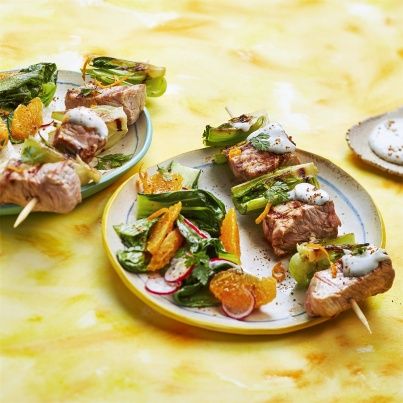 Brochettes de Veau Grillées, Pak Choï, Sauce au Fromage Bleu et Orange