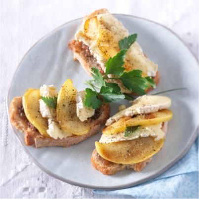 Bruschetta au camembert et aux pommes