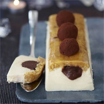 Bûche au chocolat blanc, palets bretons et truffes