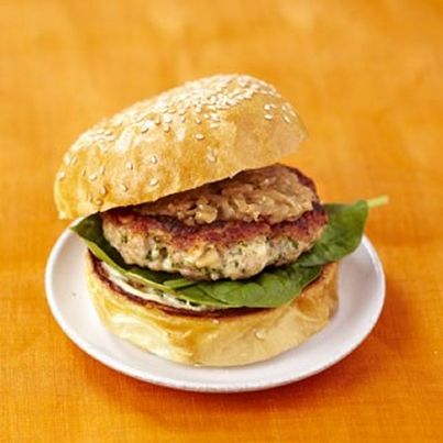 Burger de lapin à l'aïoli et oignons caramélisés