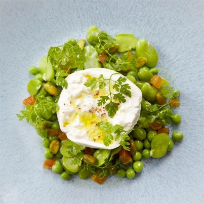 Burrata di Bufala, salade de petits pois et fèves aux abricots secs