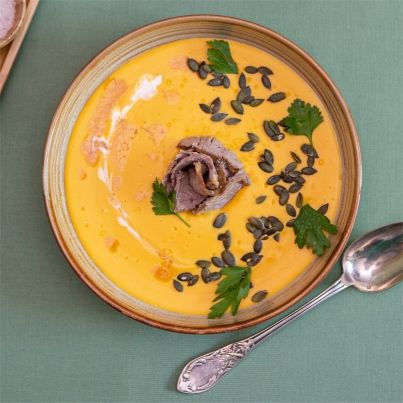 Crème de butternut et coco, gigot d'agneau bio confit et graines de courge