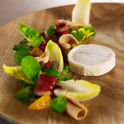 Cabécou du Périgord, magret de canard fumé et copeaux de foie gras, vinaigrette à la clémentine