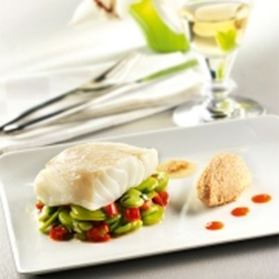 Dos de cabillaud poché au lait, salade de févettes, poivron confit et lait brûlé