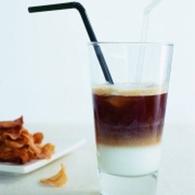 Cocktail café noir sur café blanc
