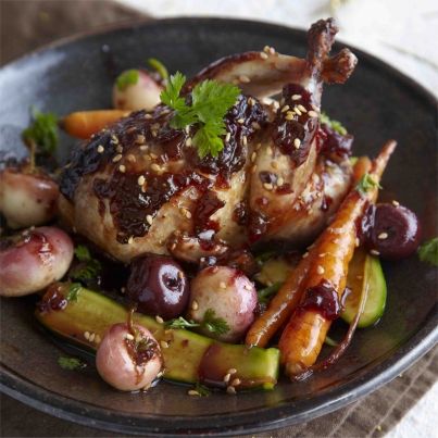 Cailles laquées à la Confiture de Cerises Noires et petits légumes rôtis